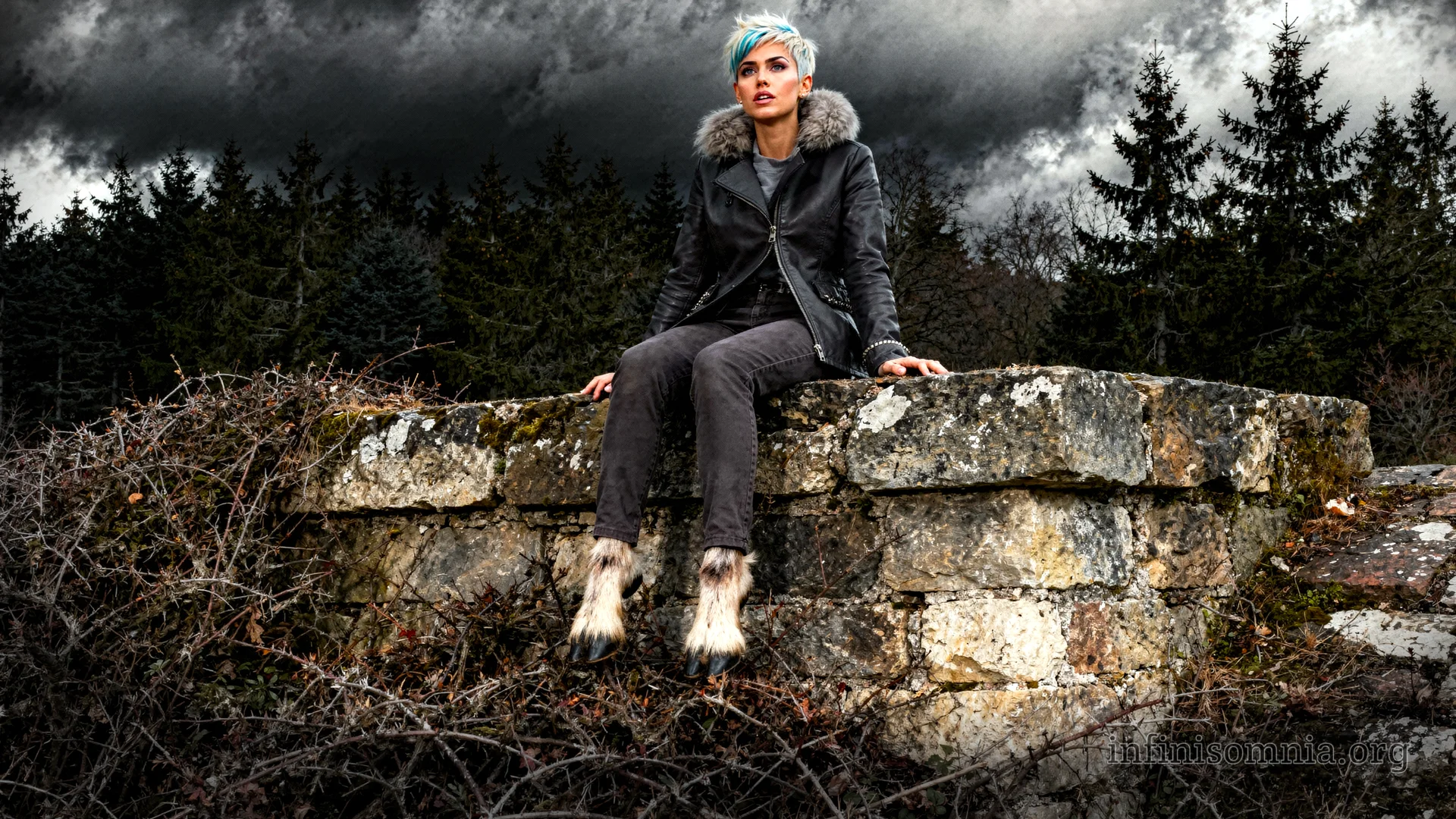 Miray is sitting on the wall of an old castle ruin. Instead of feet, she has goat hooves. She can&rsquo;t get away because everything in front of her is overgrown with thorny scrub. She gazes anxiously into the distance. The image feels bleak, menacing, and nightmarish.
